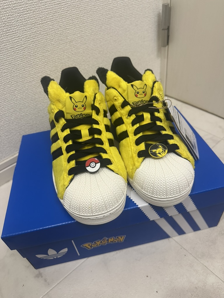 ピカチュウ × adidas スニーカー